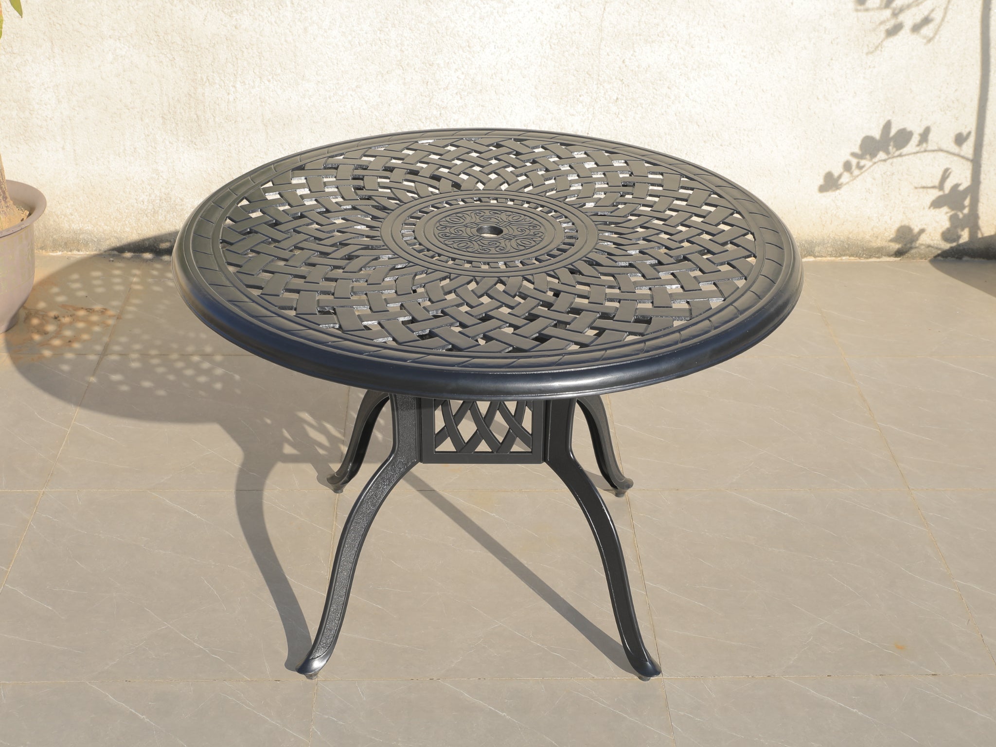 FurnitureOkay Orlando Cast Aluminium Outdoor Dining Table (106cm Round) — Black